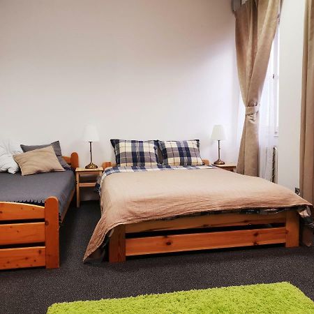 Quiet Courtyard Apartment Прага Екстериор снимка