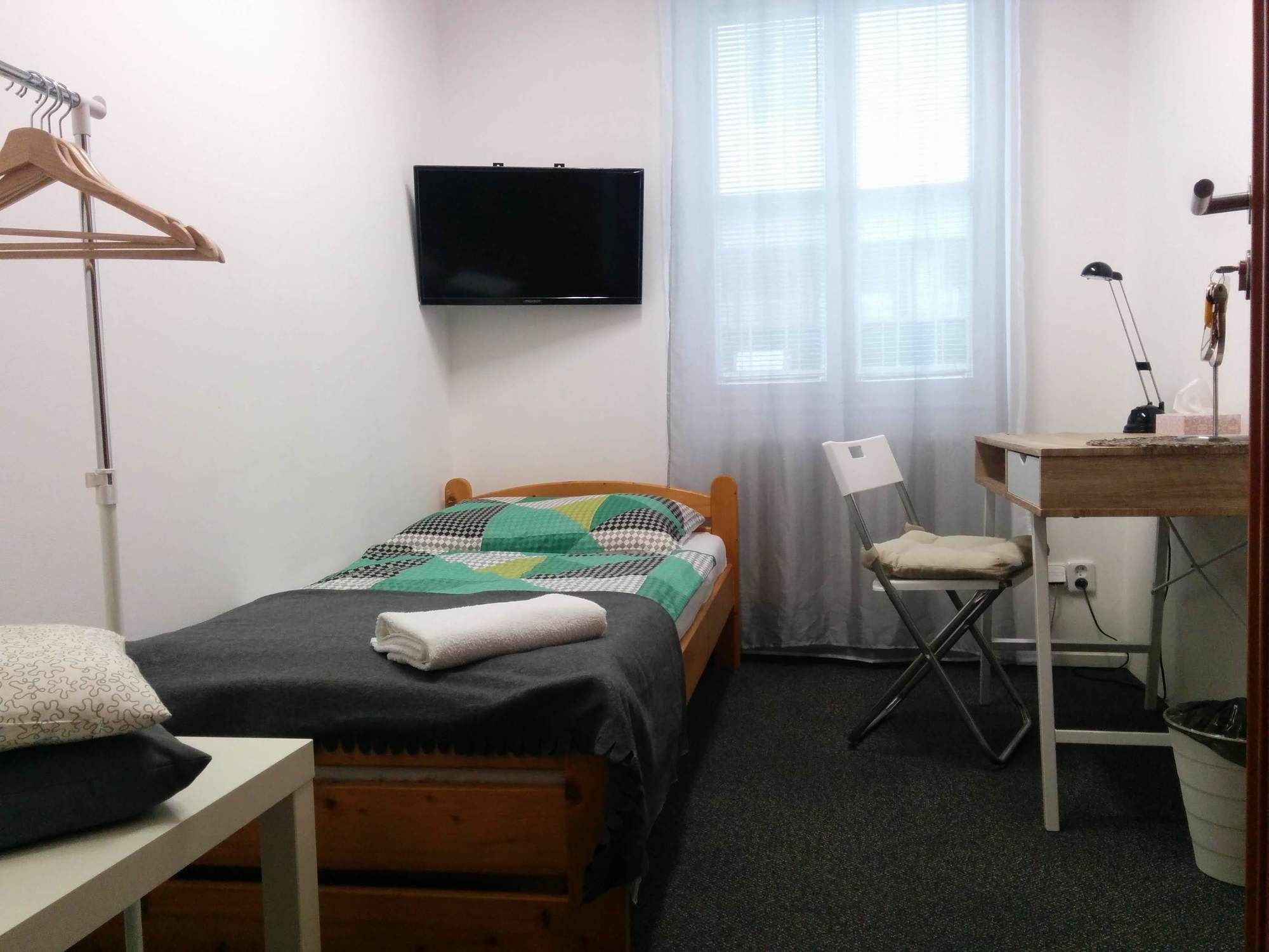 Quiet Courtyard Apartment Прага Екстериор снимка