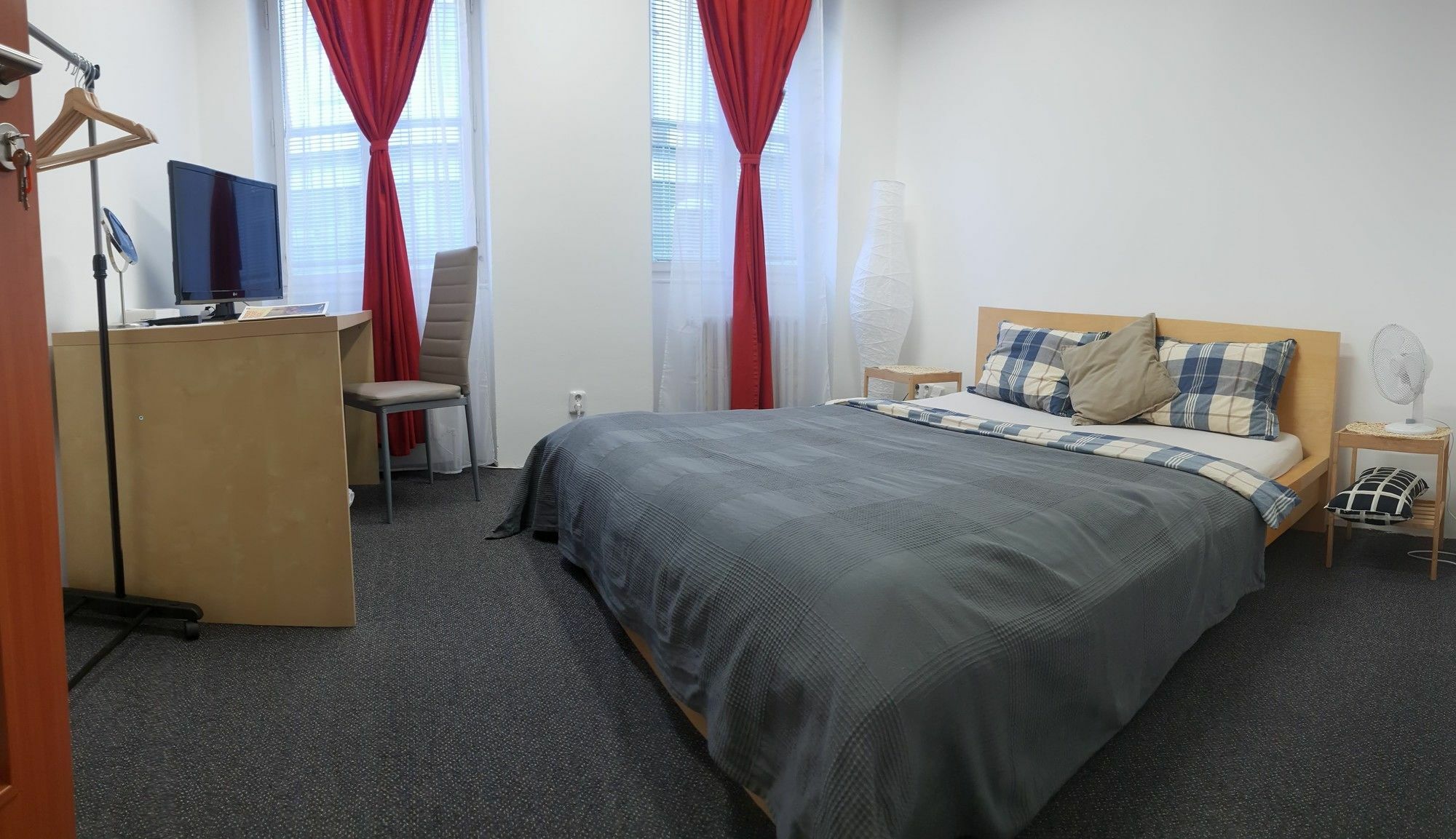 Quiet Courtyard Apartment Прага Екстериор снимка