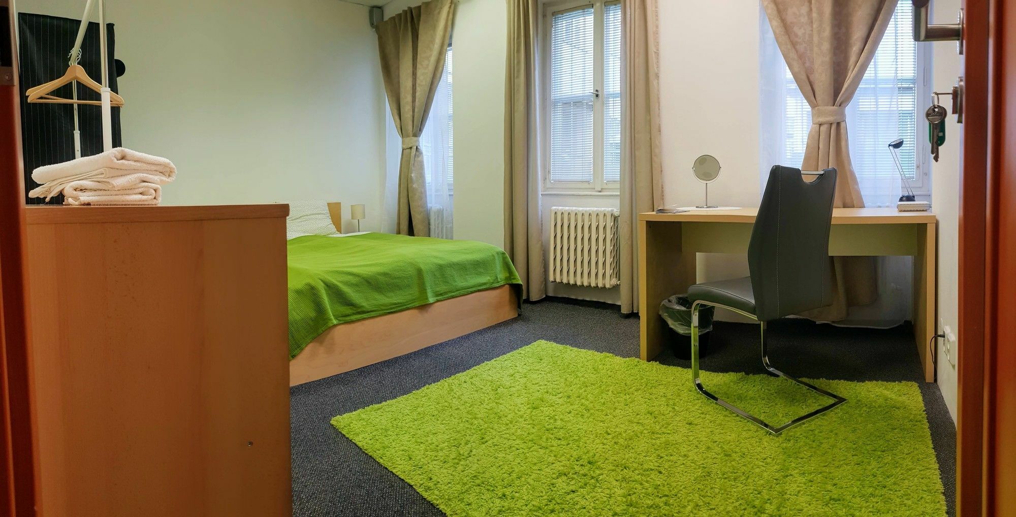 Quiet Courtyard Apartment Прага Екстериор снимка