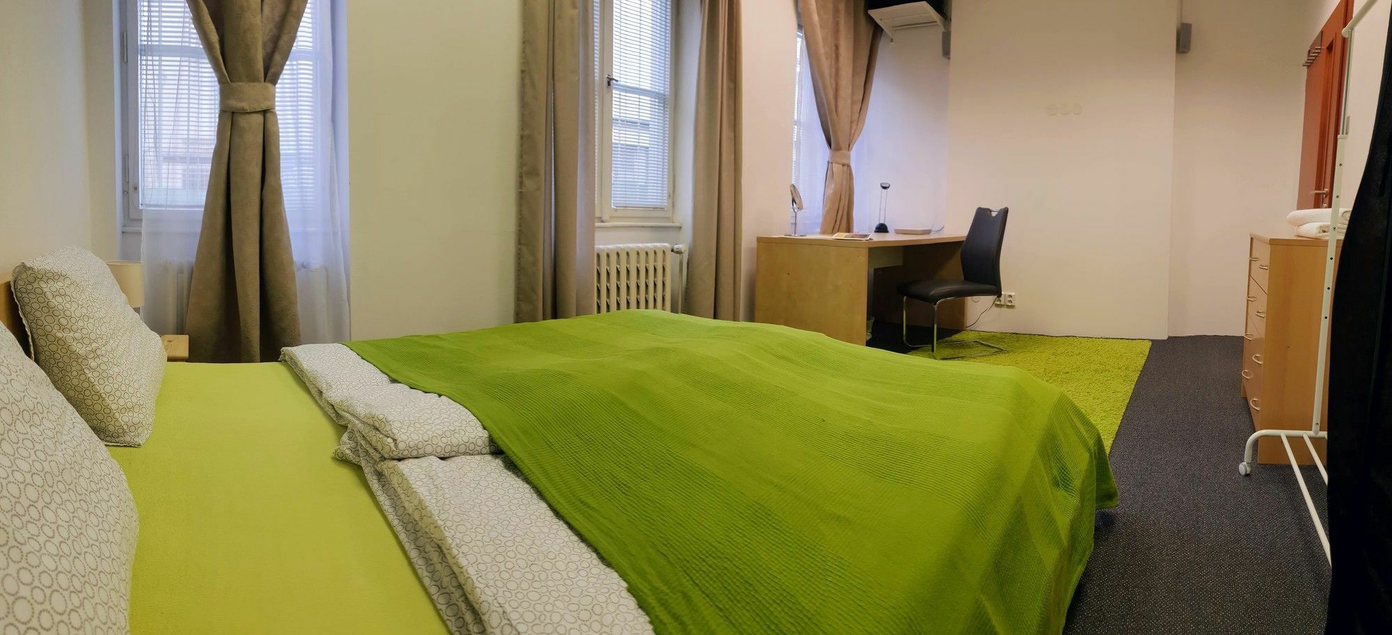 Quiet Courtyard Apartment Прага Екстериор снимка