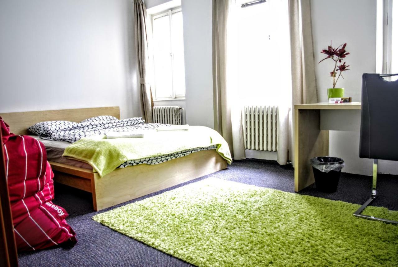 Quiet Courtyard Apartment Прага Екстериор снимка