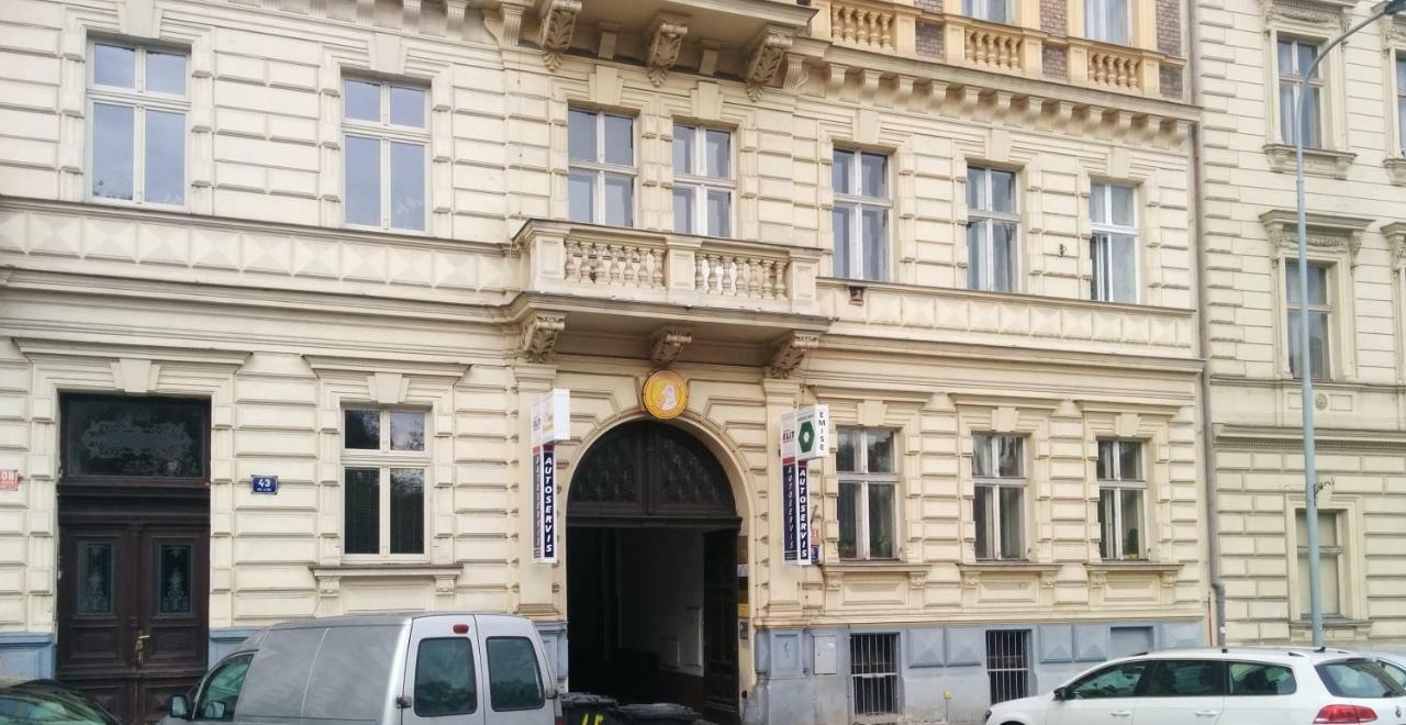 Quiet Courtyard Apartment Прага Екстериор снимка