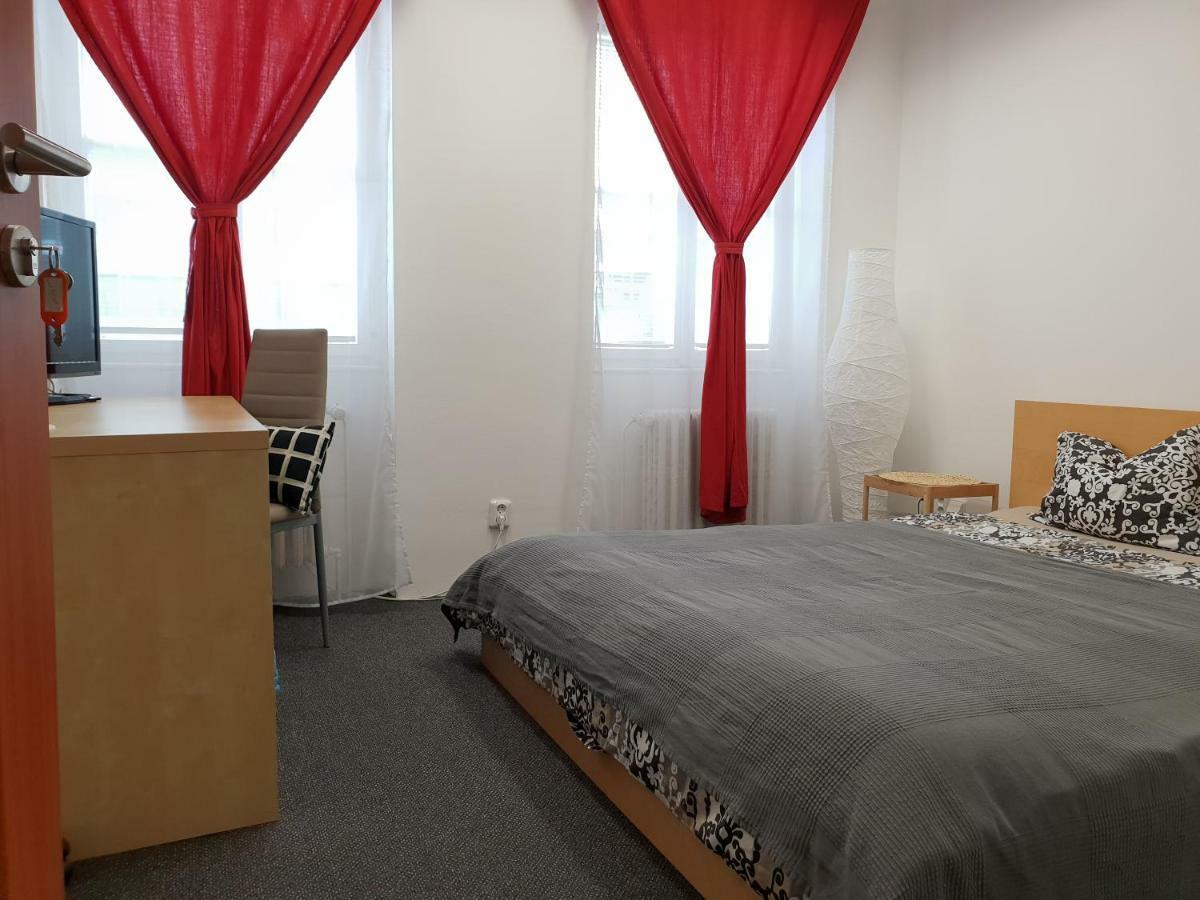 Quiet Courtyard Apartment Прага Екстериор снимка